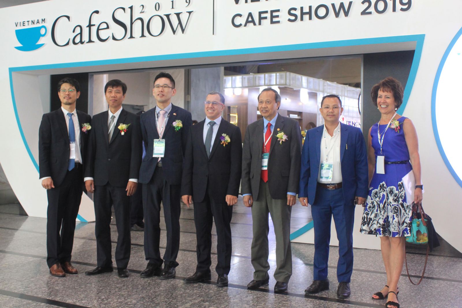 Ông Hoàng Văn Thủy  - Chủ tịch HĐQT kiêm Tổng Giám đốc công ty CP Đại Hoàng Thủy (vest xanh) chụp hình lưu niệm cùng BTC triển lãm Café Show Vietnam 2019